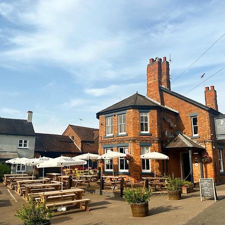 The Unicorn Inn Newton Solney Екстериор снимка