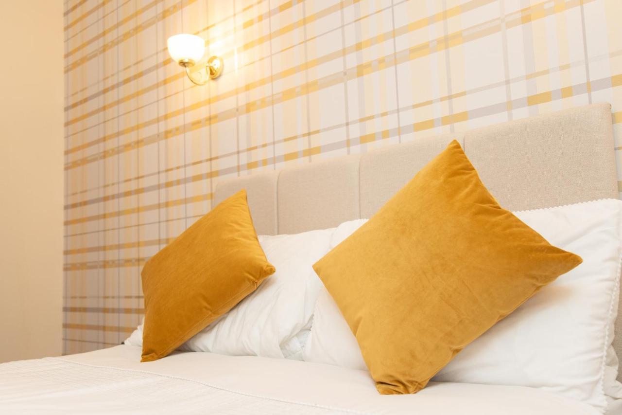 The Unicorn Inn Newton Solney Екстериор снимка