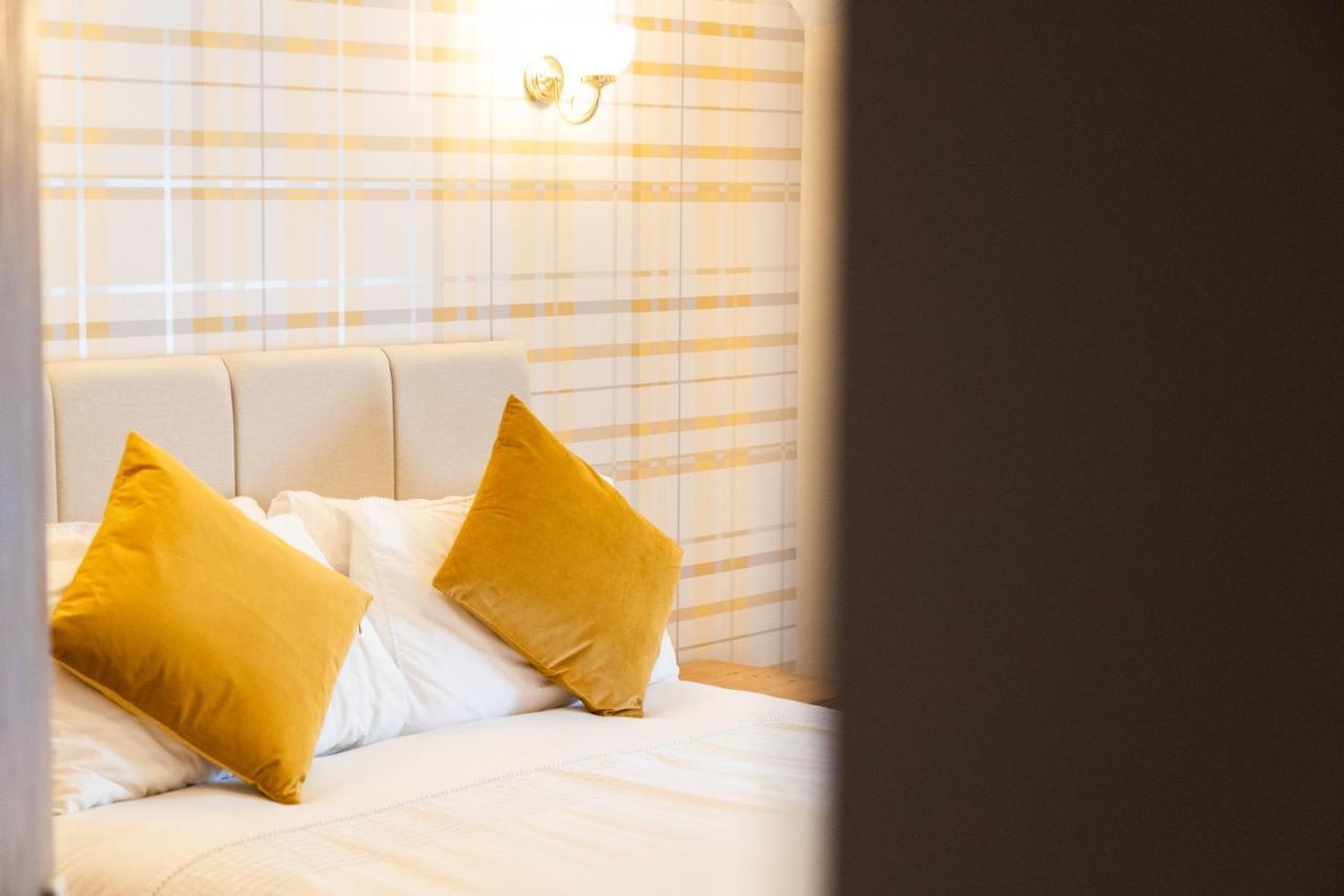 The Unicorn Inn Newton Solney Екстериор снимка