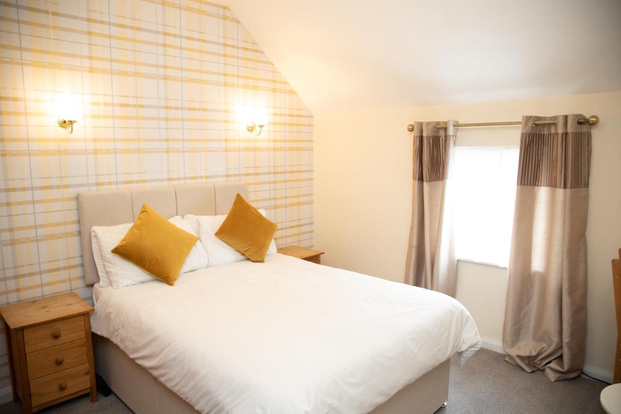 The Unicorn Inn Newton Solney Екстериор снимка