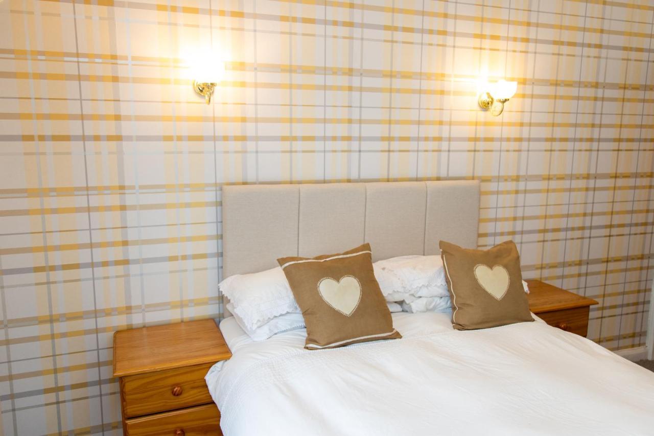 The Unicorn Inn Newton Solney Екстериор снимка