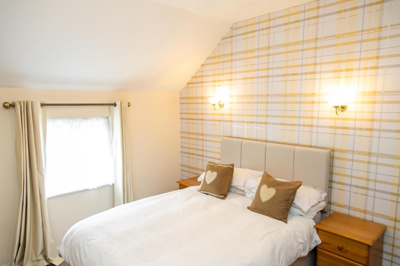 The Unicorn Inn Newton Solney Екстериор снимка