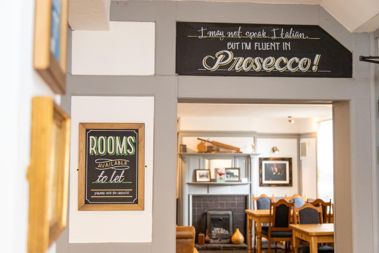 The Unicorn Inn Newton Solney Екстериор снимка