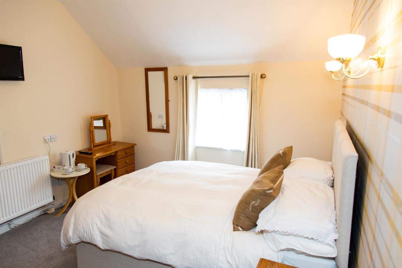 The Unicorn Inn Newton Solney Екстериор снимка
