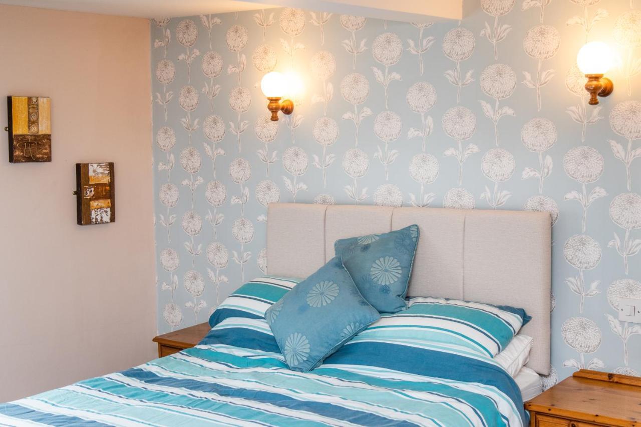 The Unicorn Inn Newton Solney Екстериор снимка