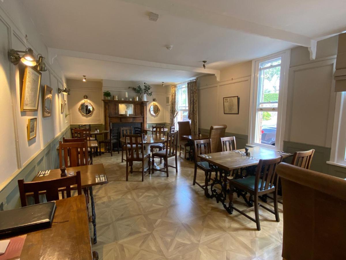 The Unicorn Inn Newton Solney Екстериор снимка