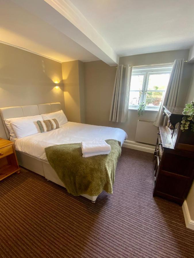 The Unicorn Inn Newton Solney Екстериор снимка