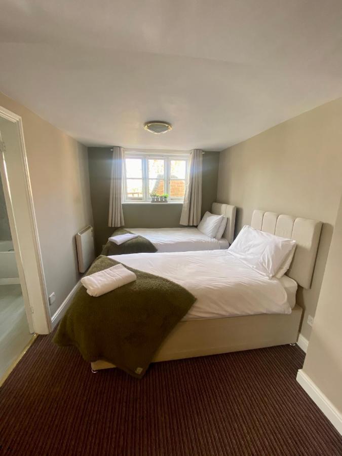 The Unicorn Inn Newton Solney Екстериор снимка