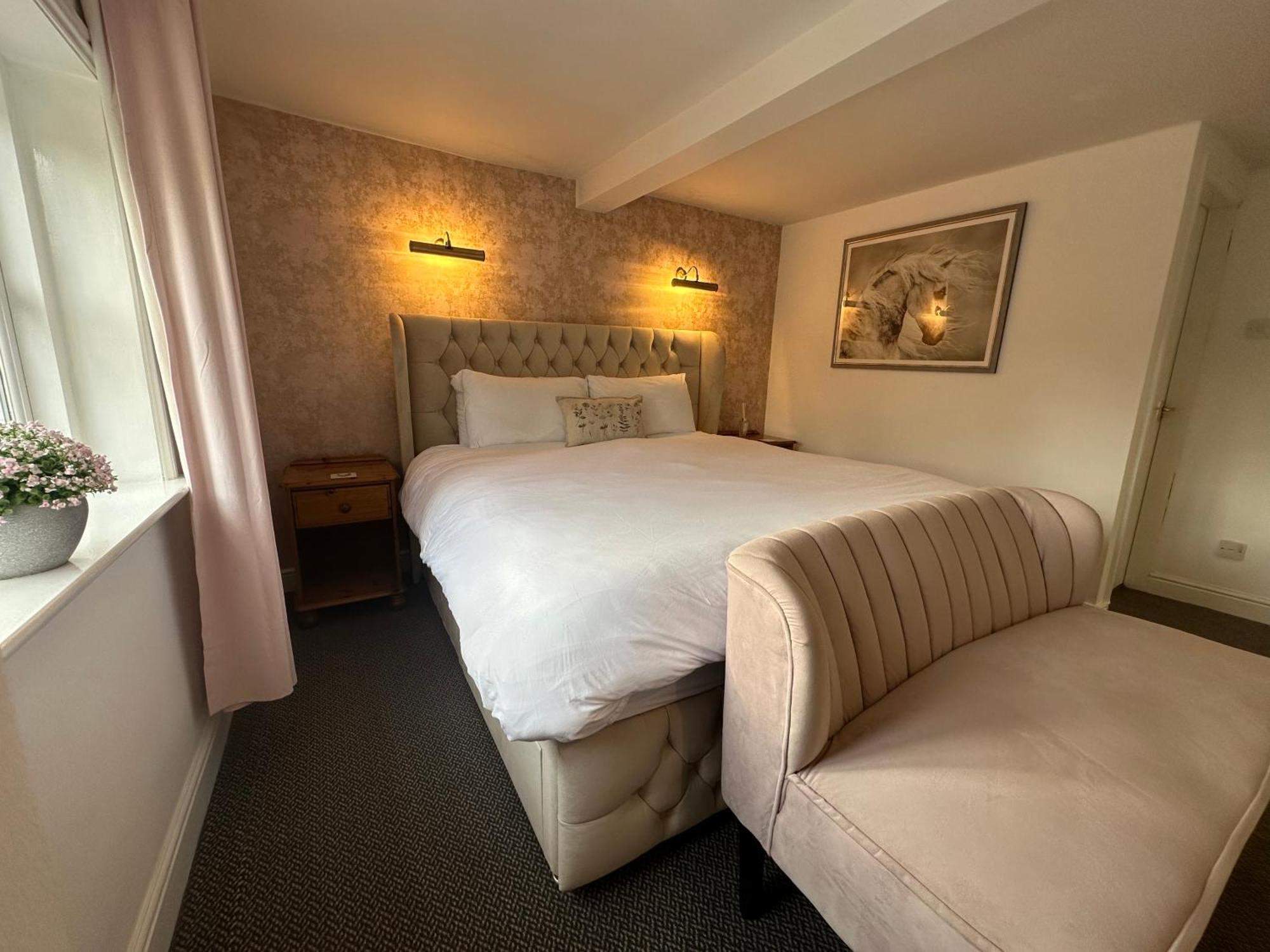 The Unicorn Inn Newton Solney Екстериор снимка