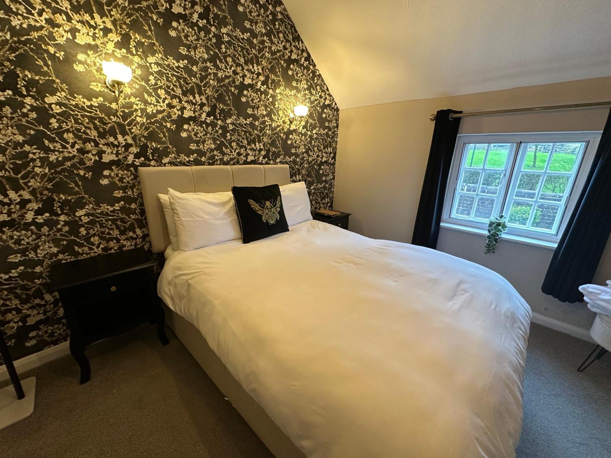 The Unicorn Inn Newton Solney Екстериор снимка