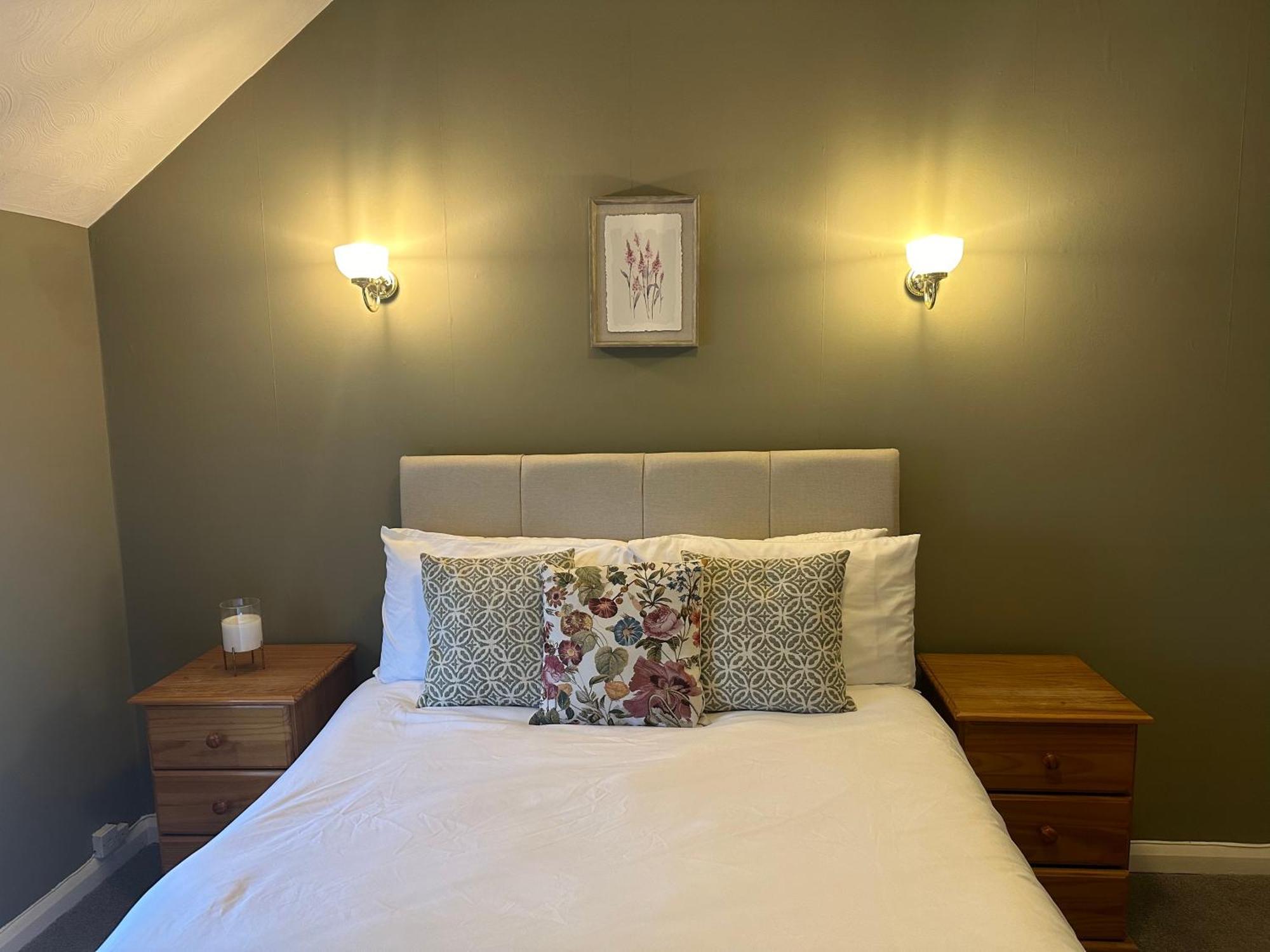 The Unicorn Inn Newton Solney Екстериор снимка