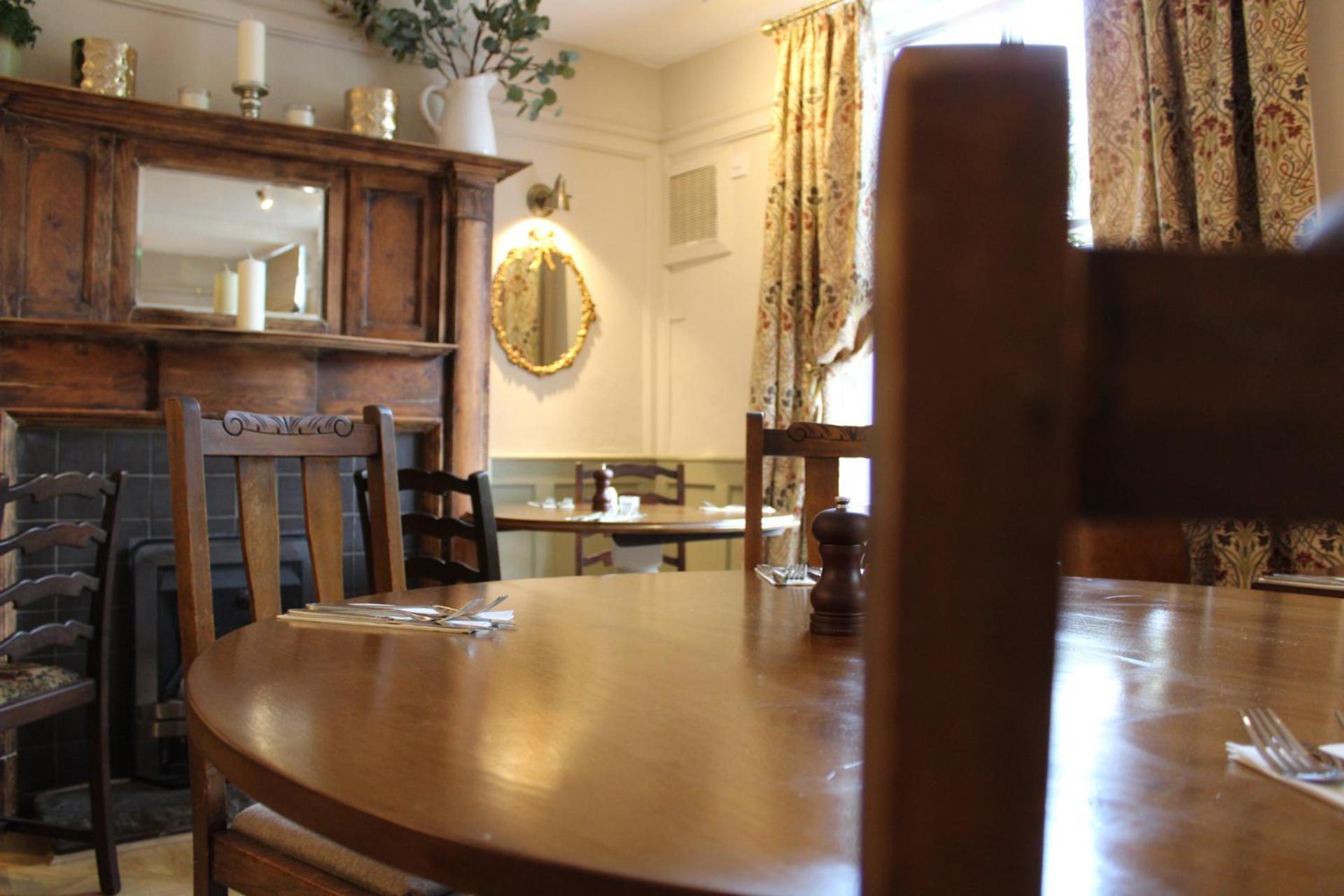 The Unicorn Inn Newton Solney Екстериор снимка