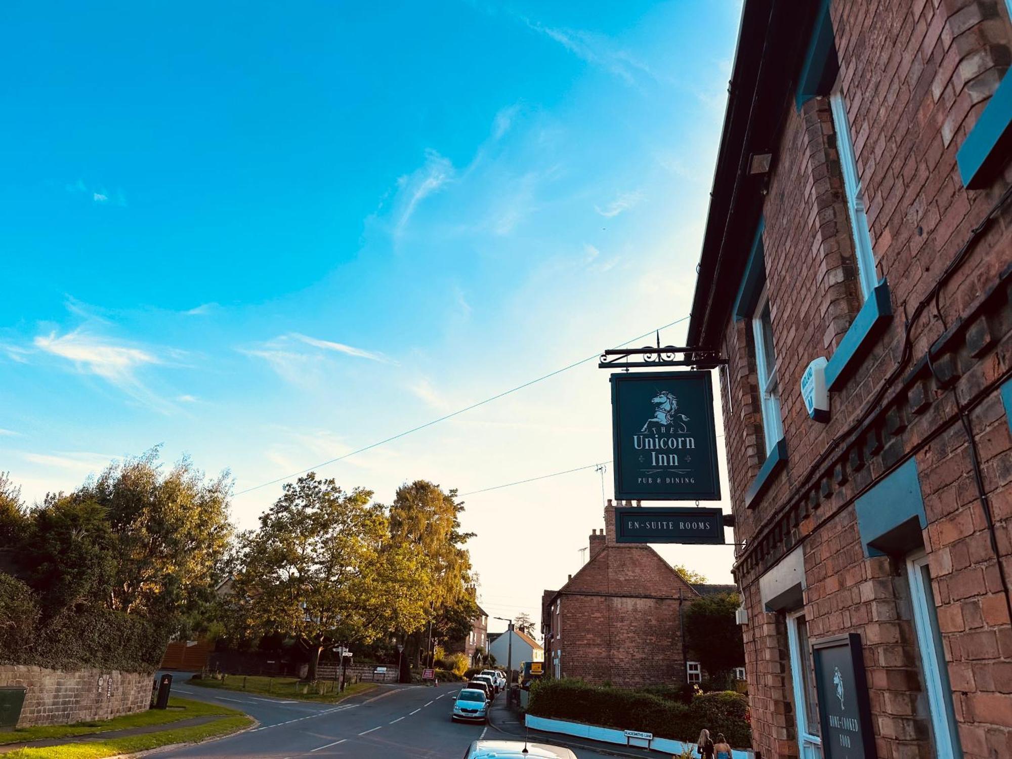 The Unicorn Inn Newton Solney Екстериор снимка