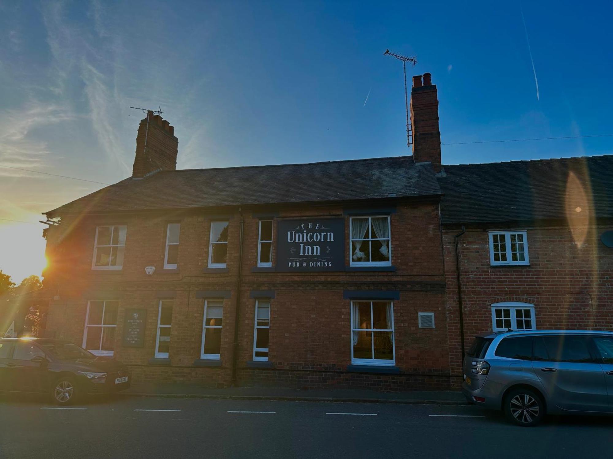 The Unicorn Inn Newton Solney Екстериор снимка