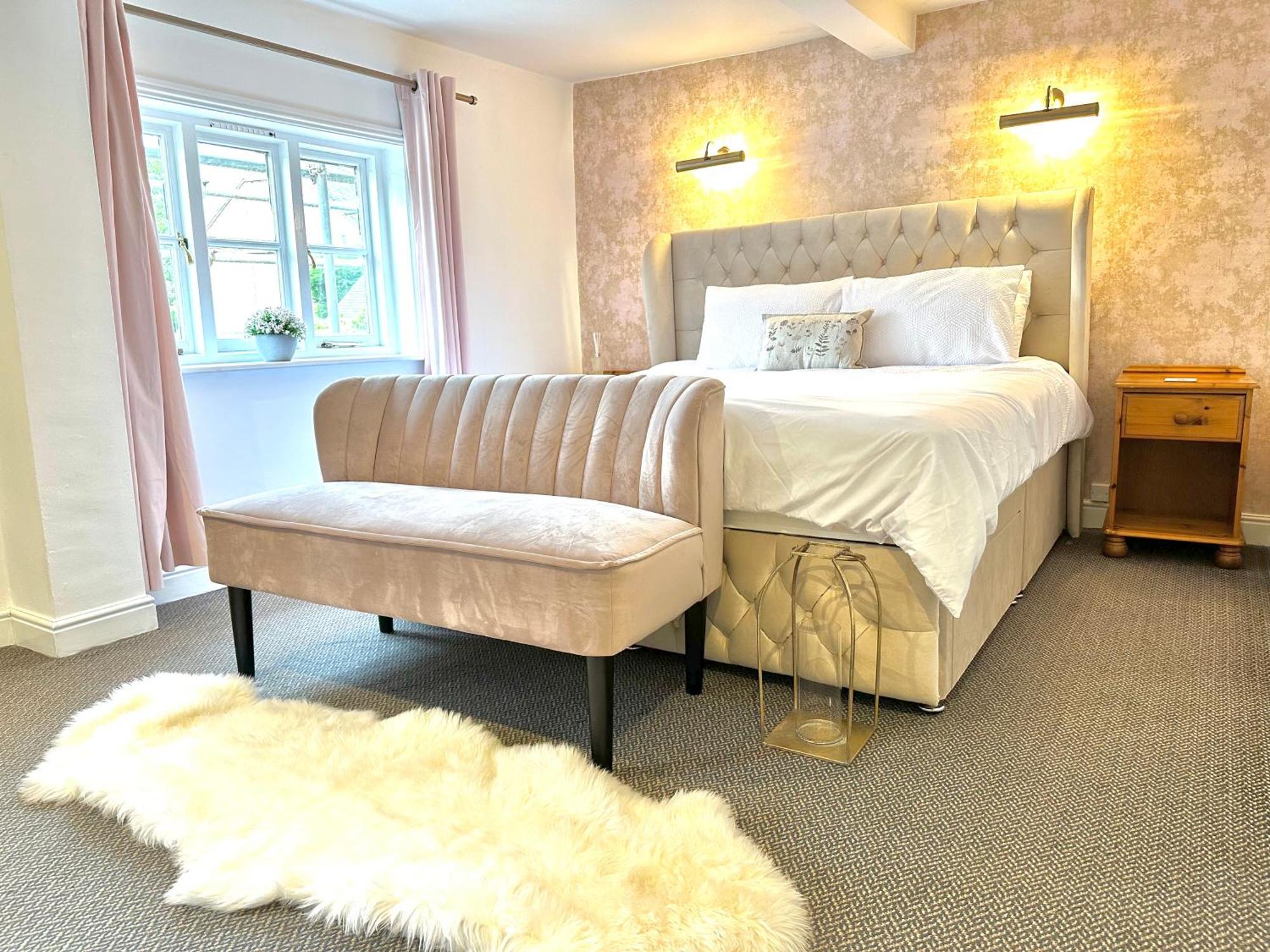 The Unicorn Inn Newton Solney Екстериор снимка