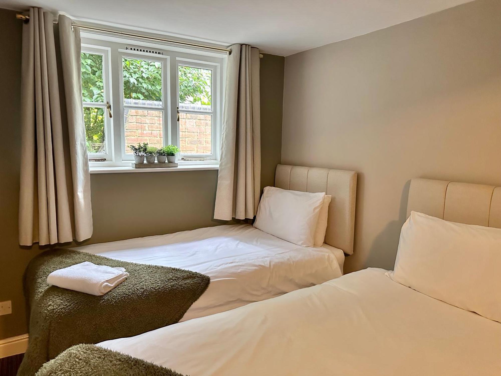 The Unicorn Inn Newton Solney Екстериор снимка