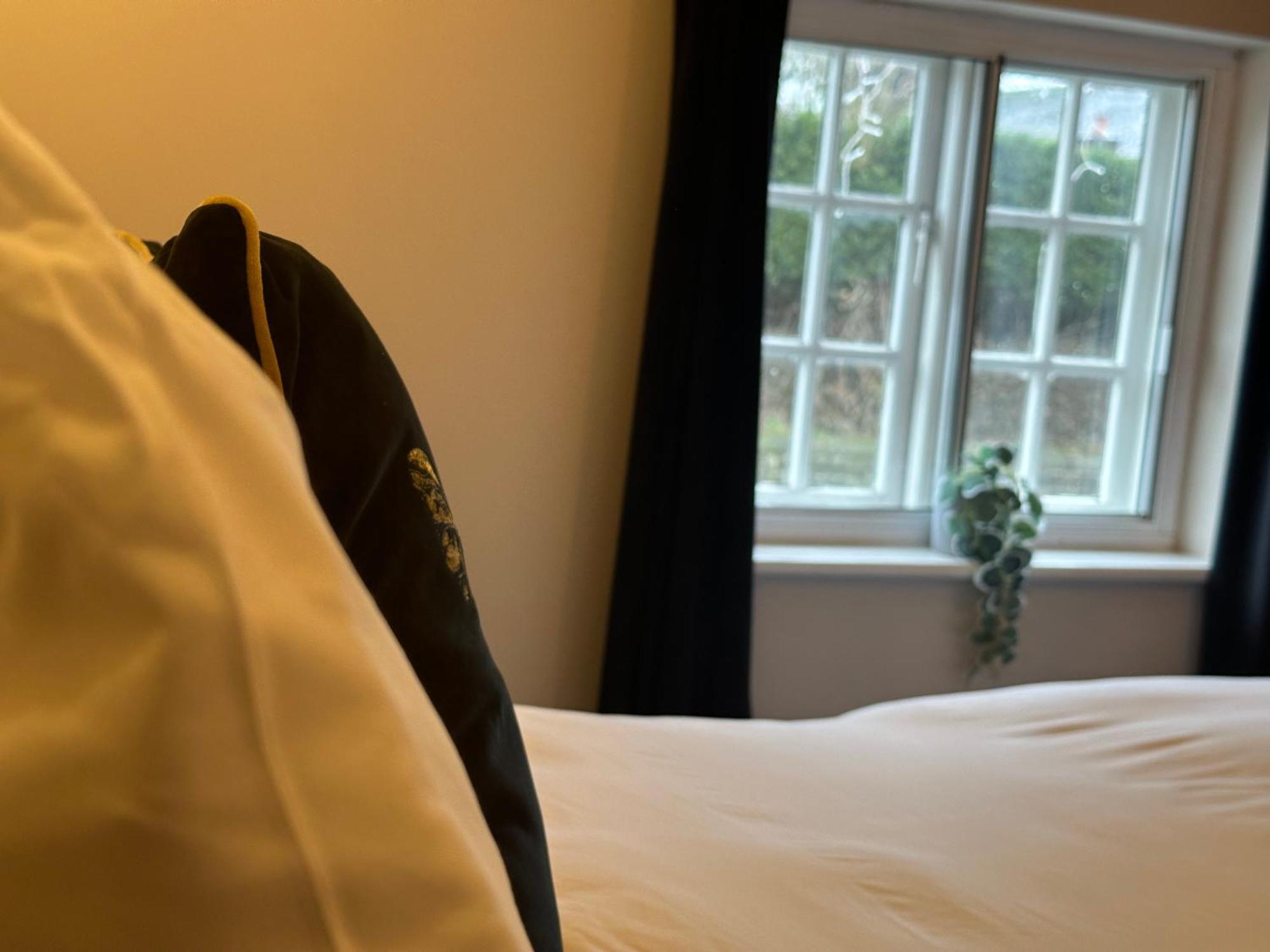 The Unicorn Inn Newton Solney Екстериор снимка