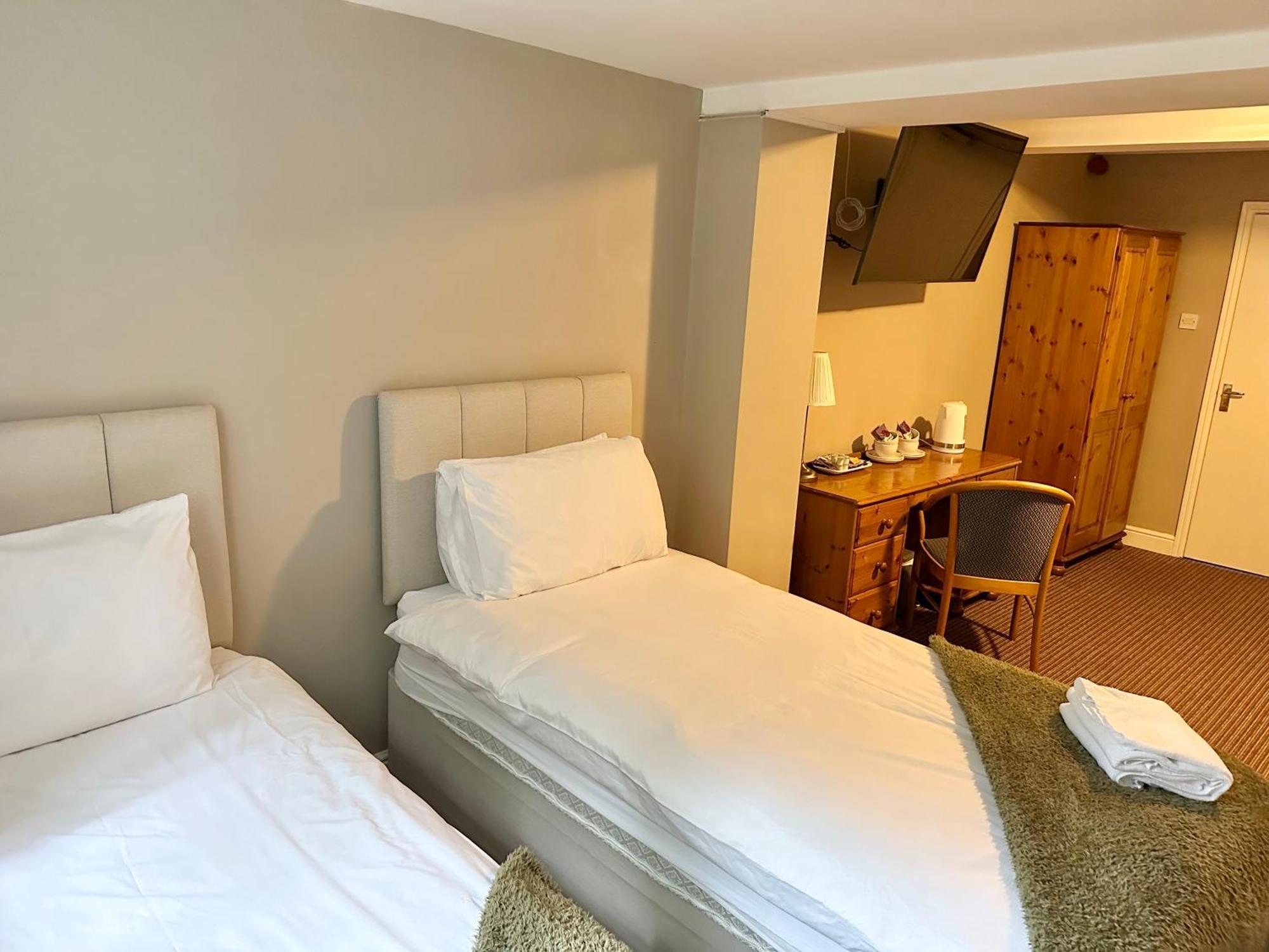The Unicorn Inn Newton Solney Екстериор снимка