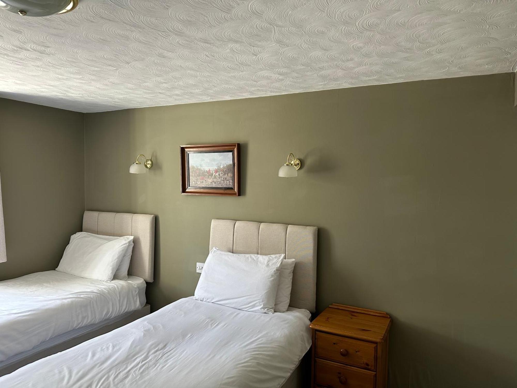 The Unicorn Inn Newton Solney Стая снимка